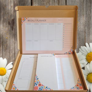 Our retro floral gift set contains: 1 Shopping List (21cm x 10cm) 1 A5 daily to-do list pad with 50 pages (15cm x 21cm) 1 A5 meal planner pad with 50 pages (15cm x 21cm) 1 A4 weekly planner pad with 50 pages (30cm x 21cm) Everything comes packed inside a large letter-sized box.